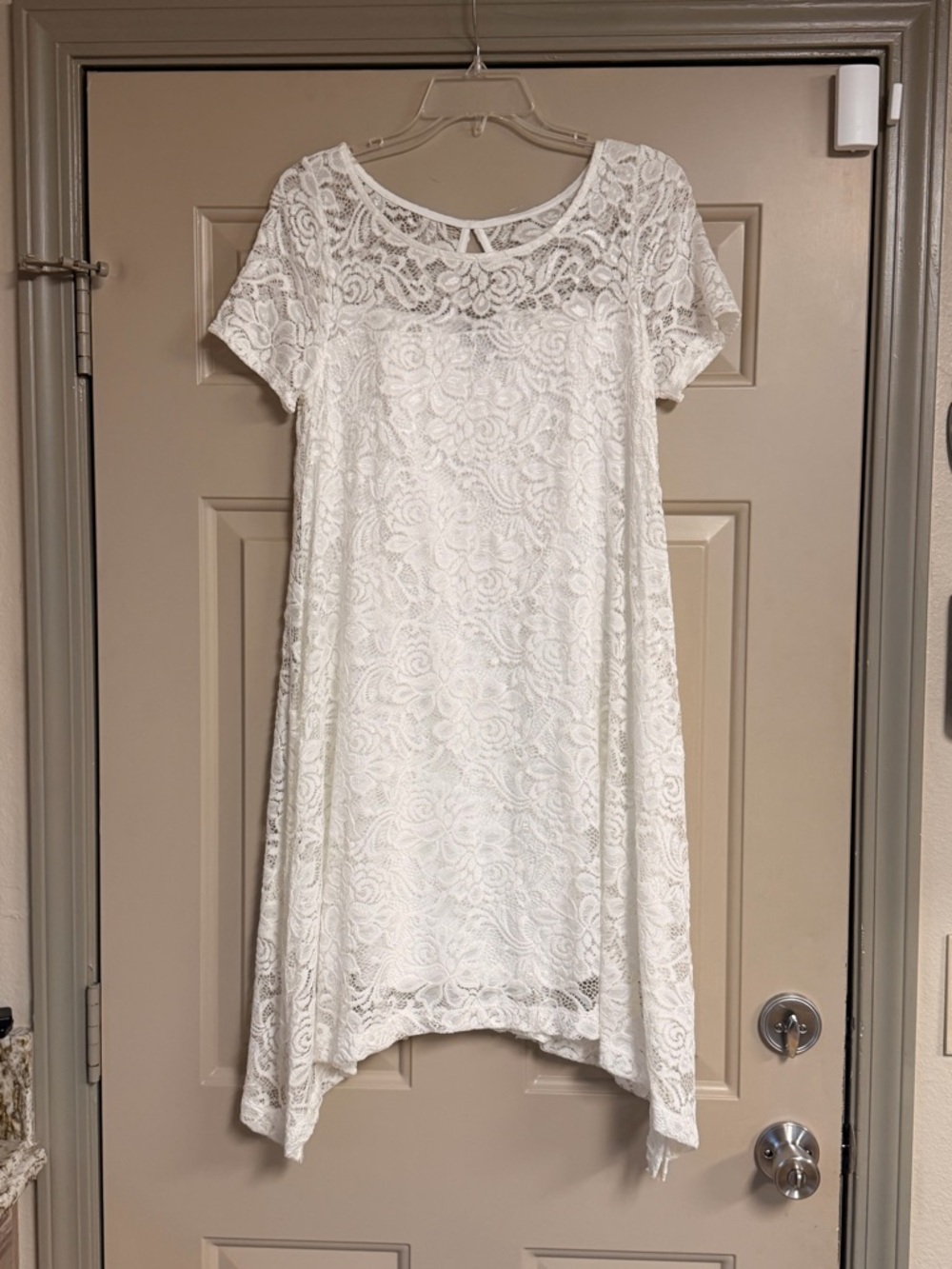 Roz & Ali Women’s size Medium White Lace Asymmetrical Short Sleeve Dress